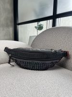 Canguro Christian Louboutin Con Taches Característicos