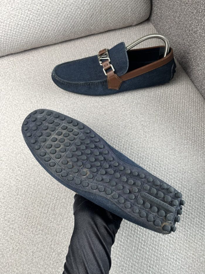 Mocasines Louis Vuitton Con Hebilla Característica - Image 4