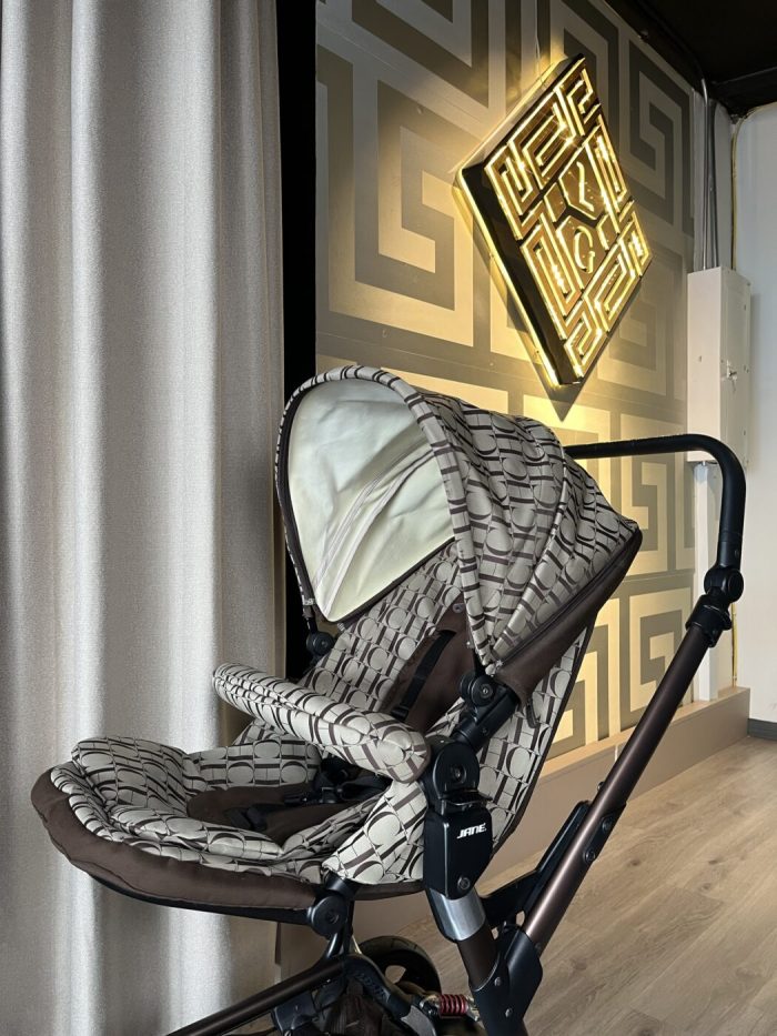Coche Carolina Herrera Con Estampado Característico - Image 2