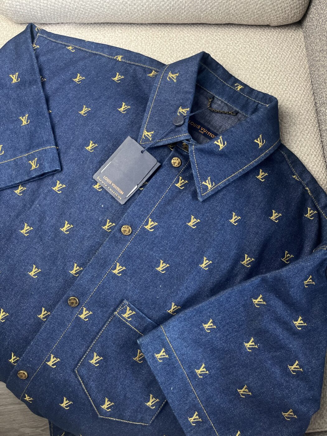 img_1963 Camisa Louis Vuitton Con Logo Estampado - Image 1