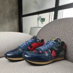 Tenis Valentino Garavani Camouflage en azul y rojo