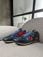 Tenis Valentino Garavani Camouflage en azul y rojo
