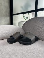 Michael Kors sandalias negras con monograma marrón