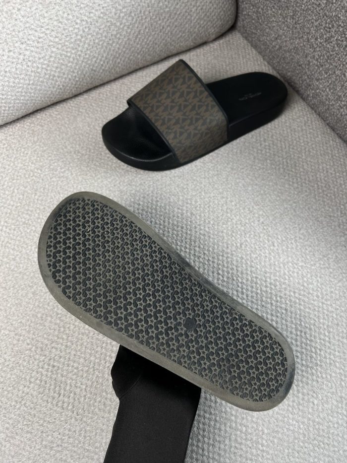 Michael Kors sandalias negras con monograma marrón - Image 4