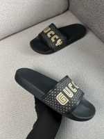 Sandalias Gucci con logo en dorado - Image 2