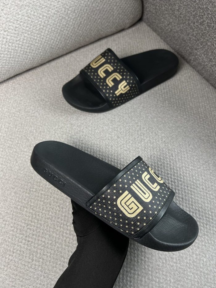 Sandalias Gucci con logo en dorado - Image 2
