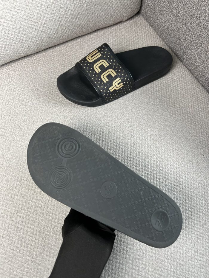 Sandalias Gucci con logo en dorado - Image 4