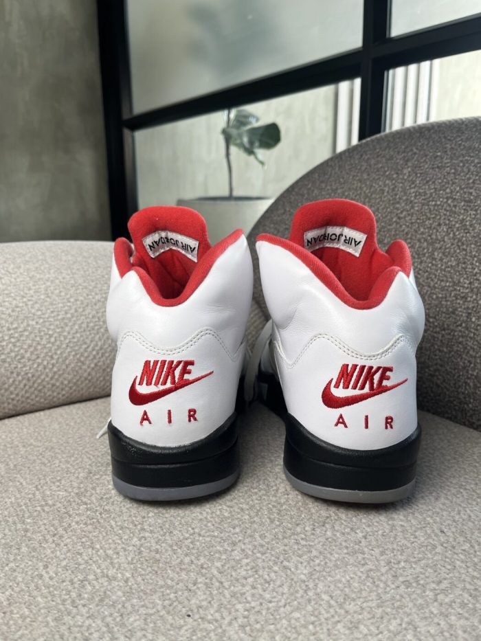 Tenis Air Jordan 5 Retro en cuero blanca - Image 6