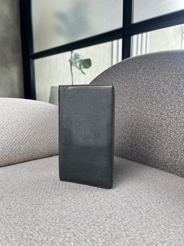 Porta pasaporte Louis Vuitton - Image 3