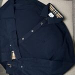 Camisa Burberry azul con detalle de check en el cuello