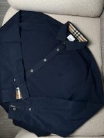 Camisa Burberry azul con detalle de check en el cuello