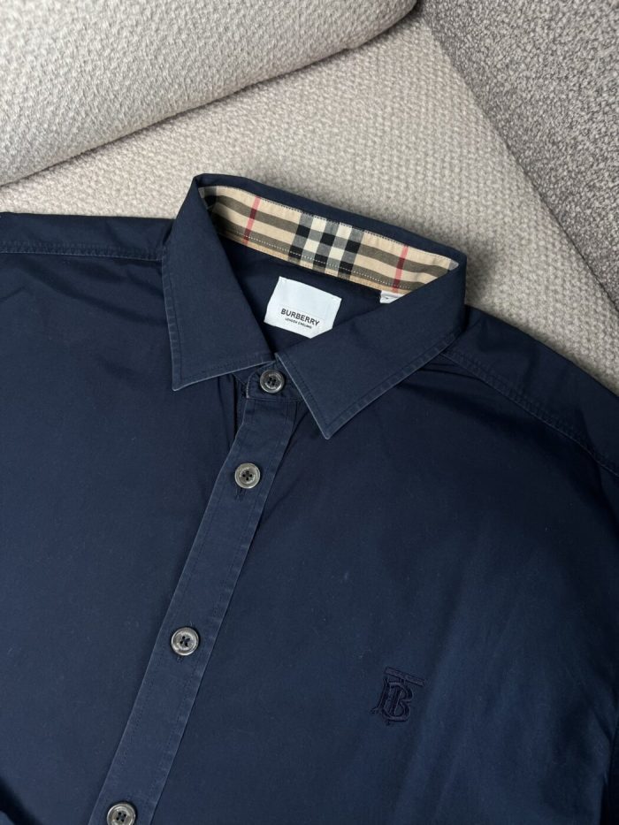 Camisa Burberry azul con detalle de check en el cuello - Image 2