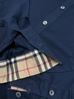 Camisa Burberry azul con detalle de check en el cuello - Image 4
