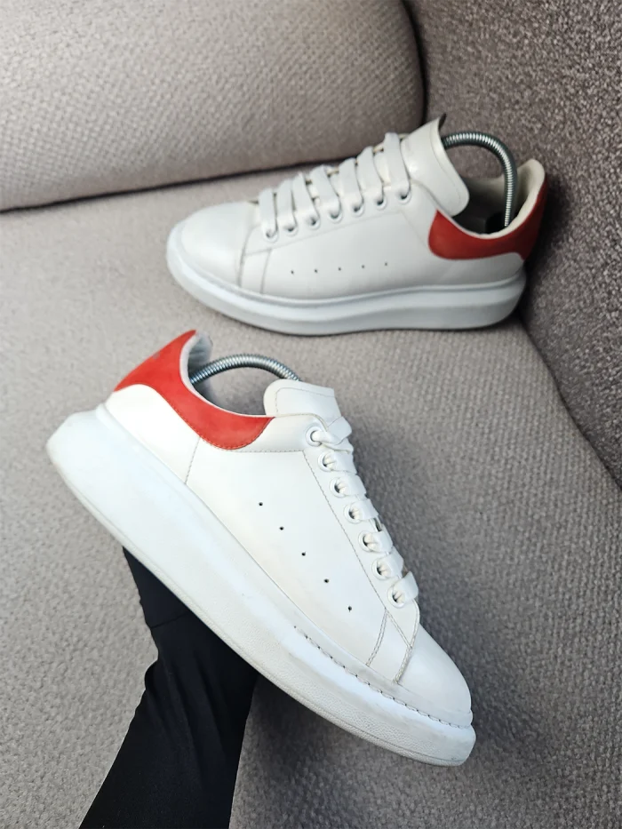 Tenis Alexander McQueen Oversized en piel blanca - Image 2