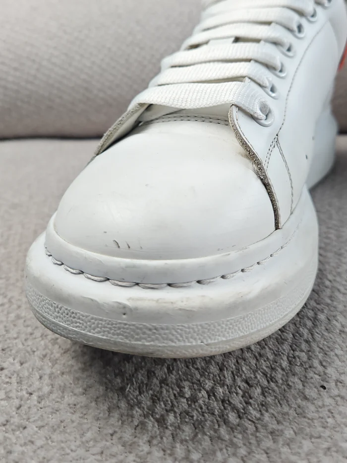 Tenis Alexander McQueen Oversized en piel blanca - Image 10