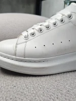 Tenis Alexander McQueen Oversized en piel blanca - Image 9