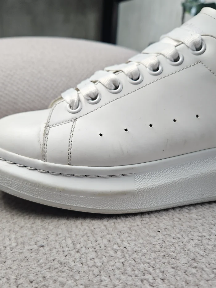 Tenis Alexander McQueen Oversized en piel blanca - Image 9