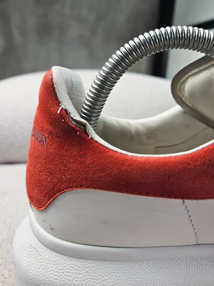 Tenis Alexander McQueen Oversized en piel blanca - Image 7