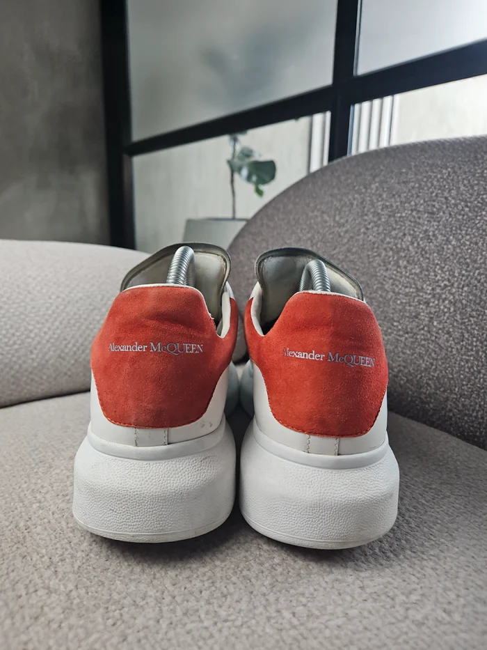 Tenis Alexander McQueen Oversized en piel blanca - Image 4
