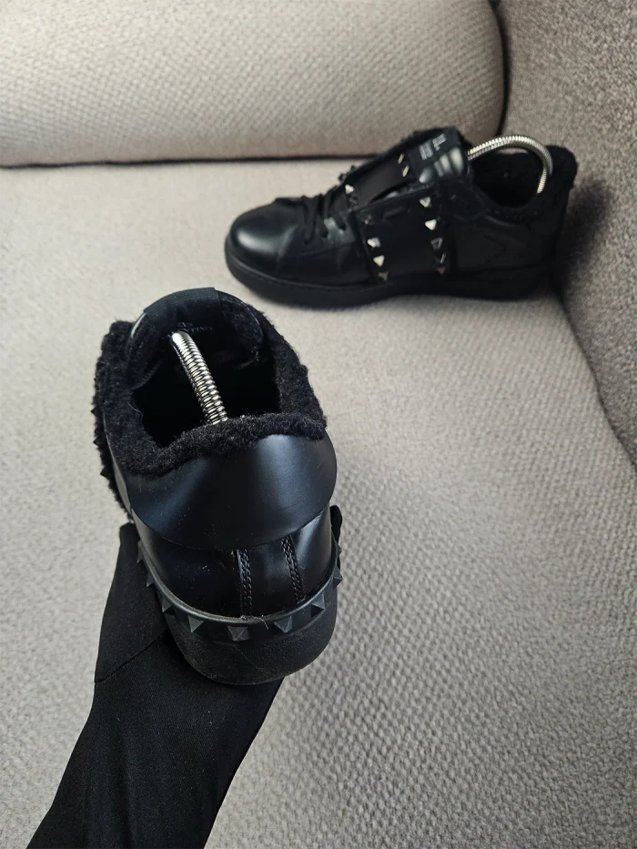 Tenis Valentino Garavani Rockstud Sneakers en piel negra - Image 4