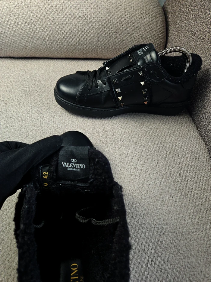 Tenis Valentino Garavani Rockstud Sneakers en piel negra - Image 6