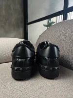 Tenis Valentino Garavani Rockstud Sneakers en piel negra - Image 5