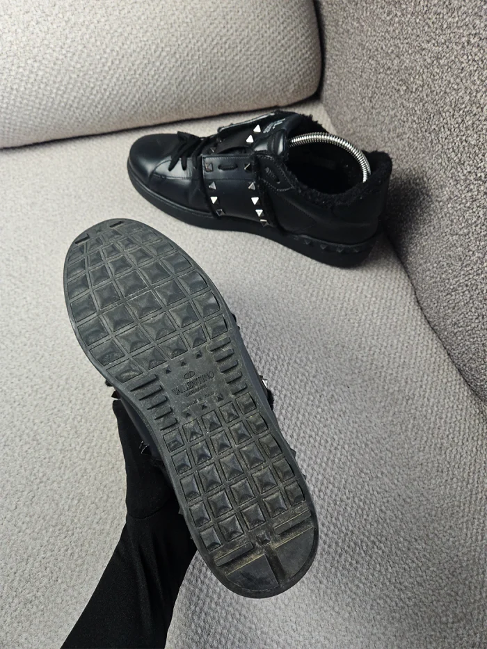 Tenis Valentino Garavani Rockstud Sneakers en piel negra - Image 3