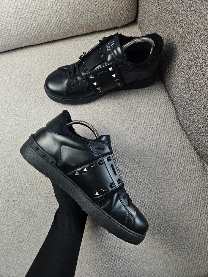 Tenis Valentino Garavani Rockstud Sneakers en piel negra - Image 2