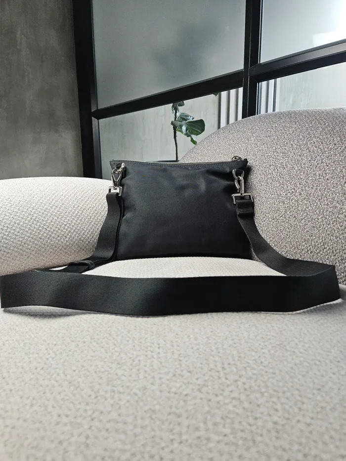 Bolso cruzado Salvatore Ferragamo en piel negra - Image 4