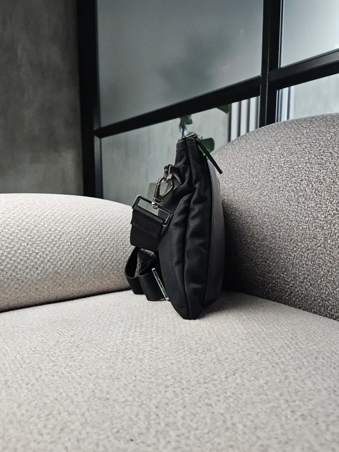 Bolso cruzado Salvatore Ferragamo en piel negra - Image 2
