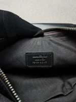 Bolso cruzado Salvatore Ferragamo en piel negra - Image 5