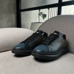 Tenis Alexander McQueen Oversized en cuero negro iridiscente