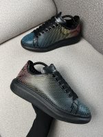 Tenis Alexander McQueen Oversized en cuero negro iridiscente - Image 2