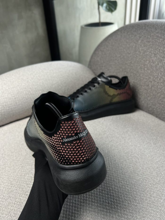 Tenis Alexander McQueen Oversized en cuero negro iridiscente - Image 3