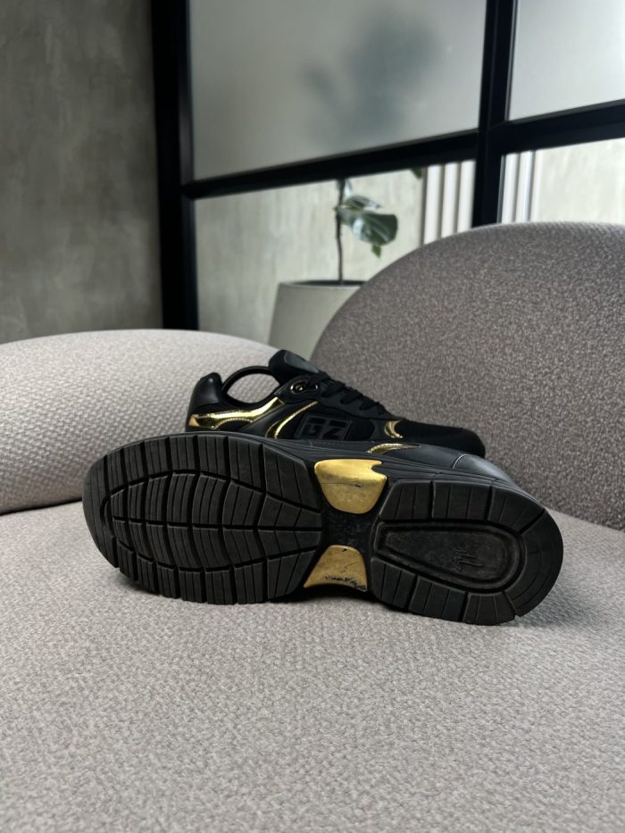 Tenis Giuseppe Zanotti negras con detalles dorados - Image 4