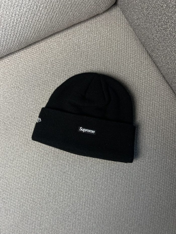 Gorro Supreme Con Logo - Image 4
