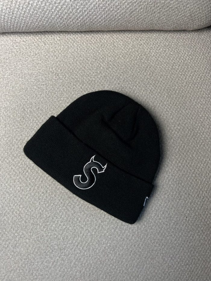 Gorro Supreme Con Logo - Image 2