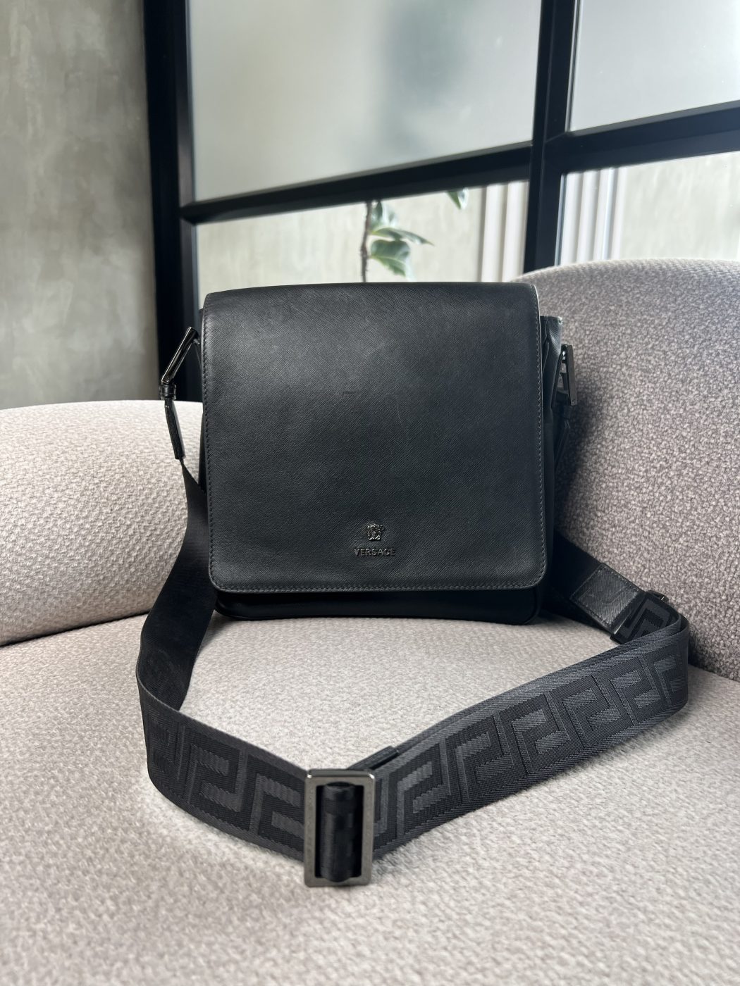 img_7253-2 Bolso Versace Estilo Mensajero - Image 1