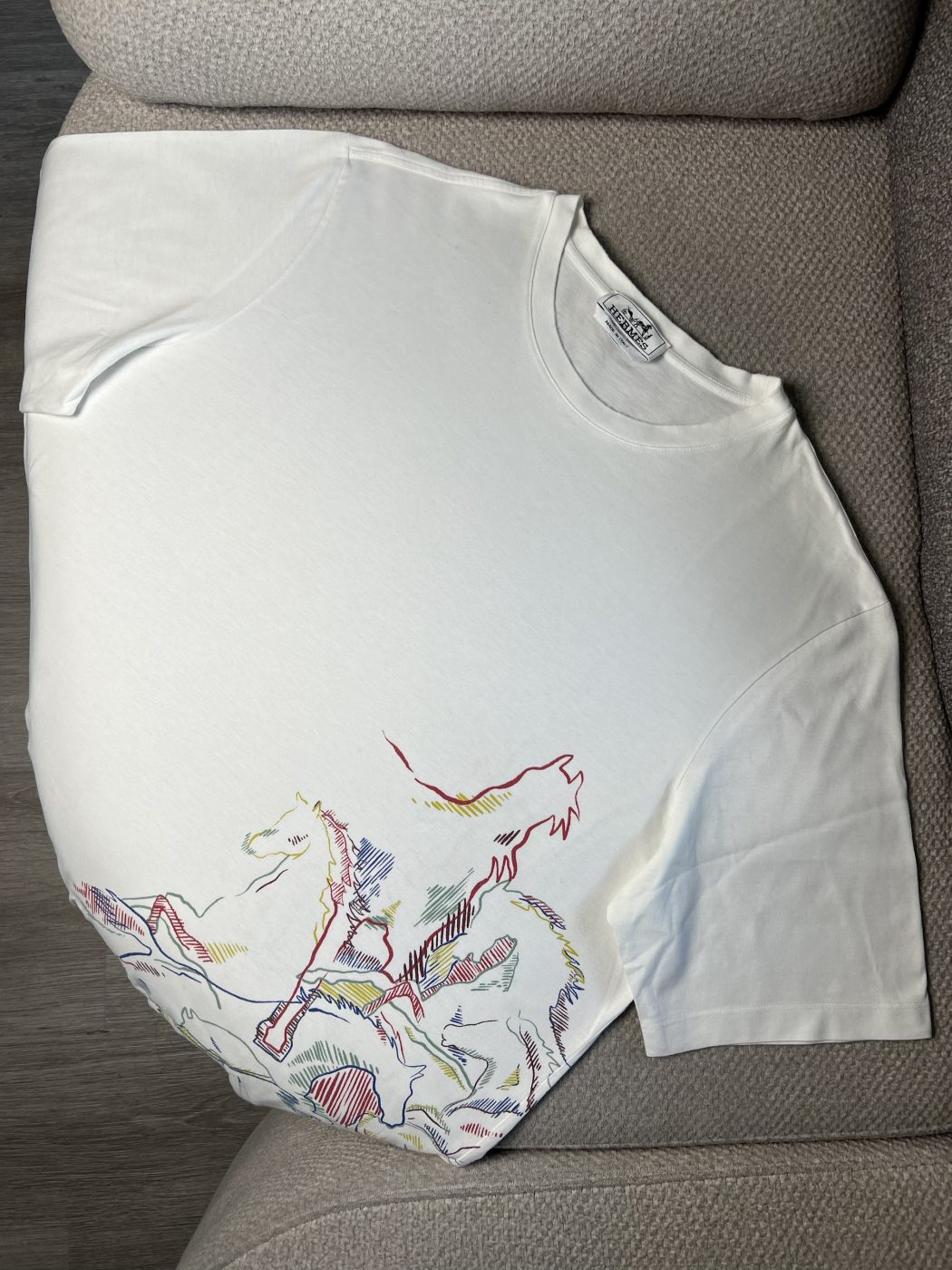 img_7293 Camiseta Hermes Con Estampado Gráfico - Image 1
