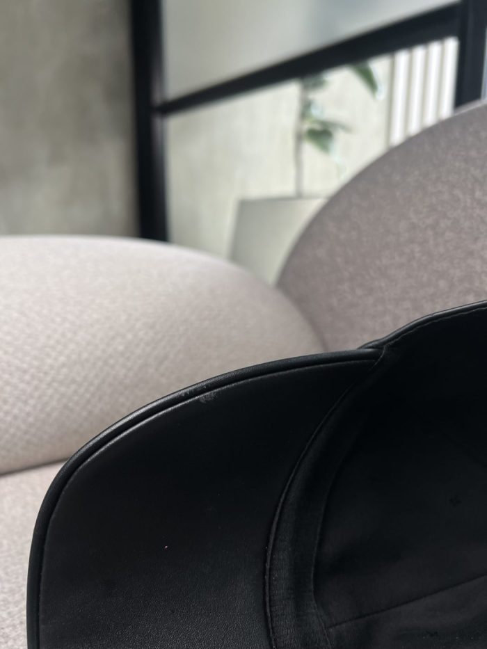 Gorra Louis Vuitton Con Logo Característico - Image 5