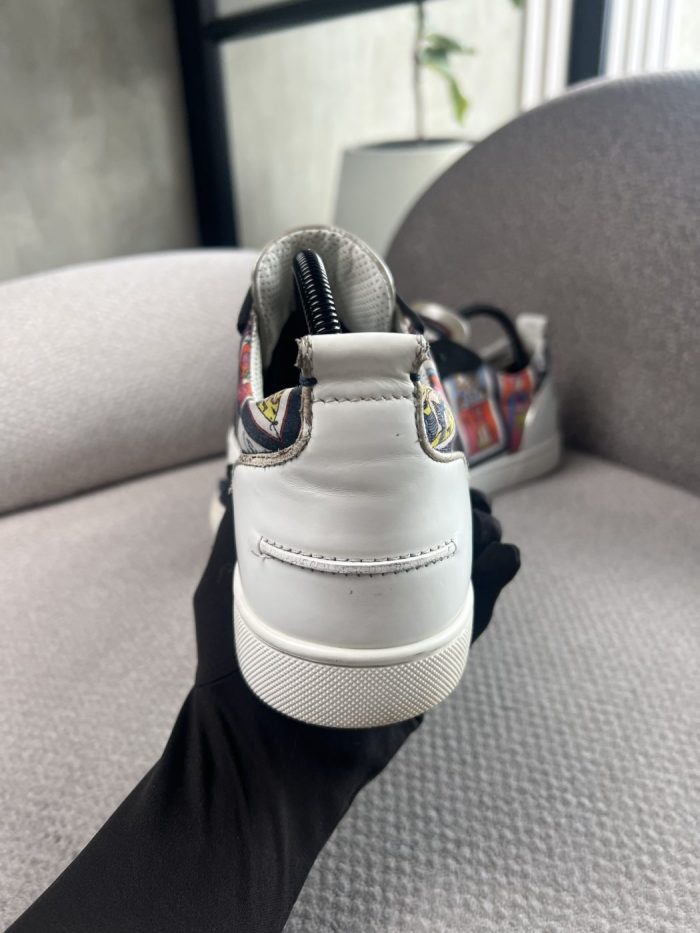 Tenis Christian Louboutin Con Estampado Gráfico - Image 3