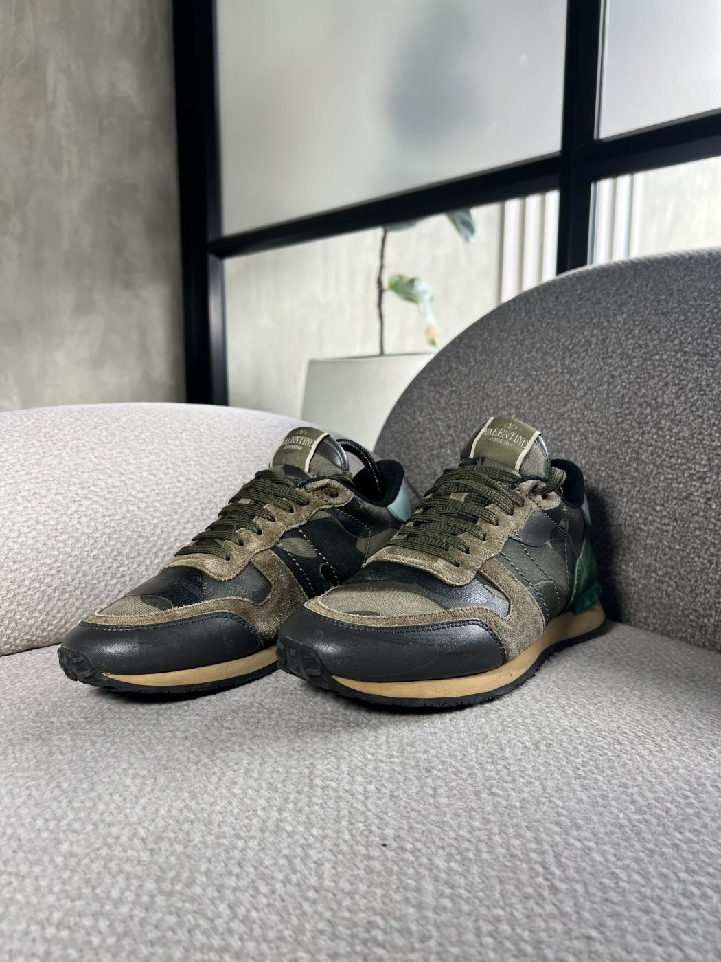 img_5645 Tenis Valentino Estampado Militar - Image 1