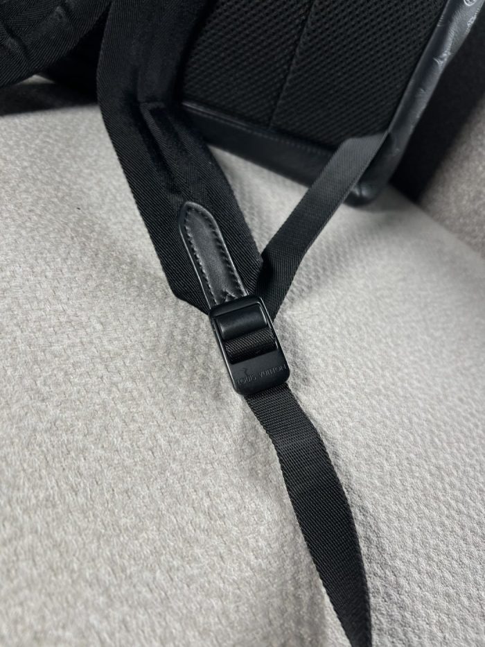 Backpack Louis Vuitton Racer Monogram Shadow Relieve - Image 6