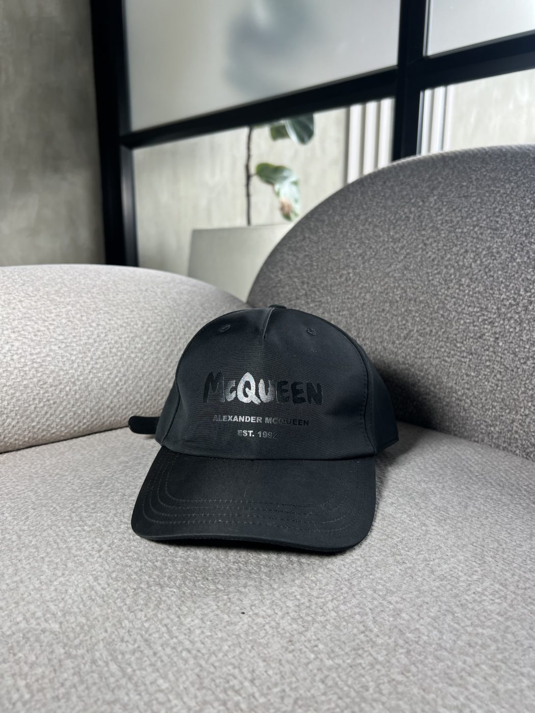 img_7586-2 Gorra Alexander Mcqueen Con Logo - Image 1